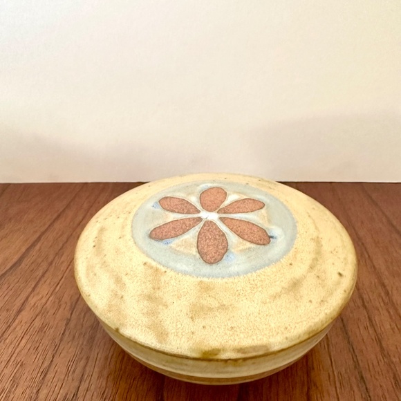 Vintage Stoneware trinket dish, Pottery with lid - Picture 3 of 7